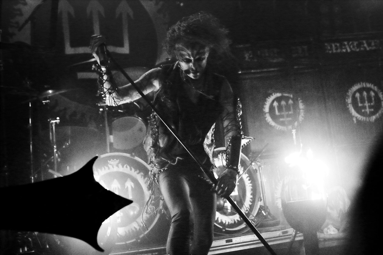 Watain – Erik Danielsson huldigt vor ausverkauftem Haus dem Satan. – Bildqualität: Black Metal.