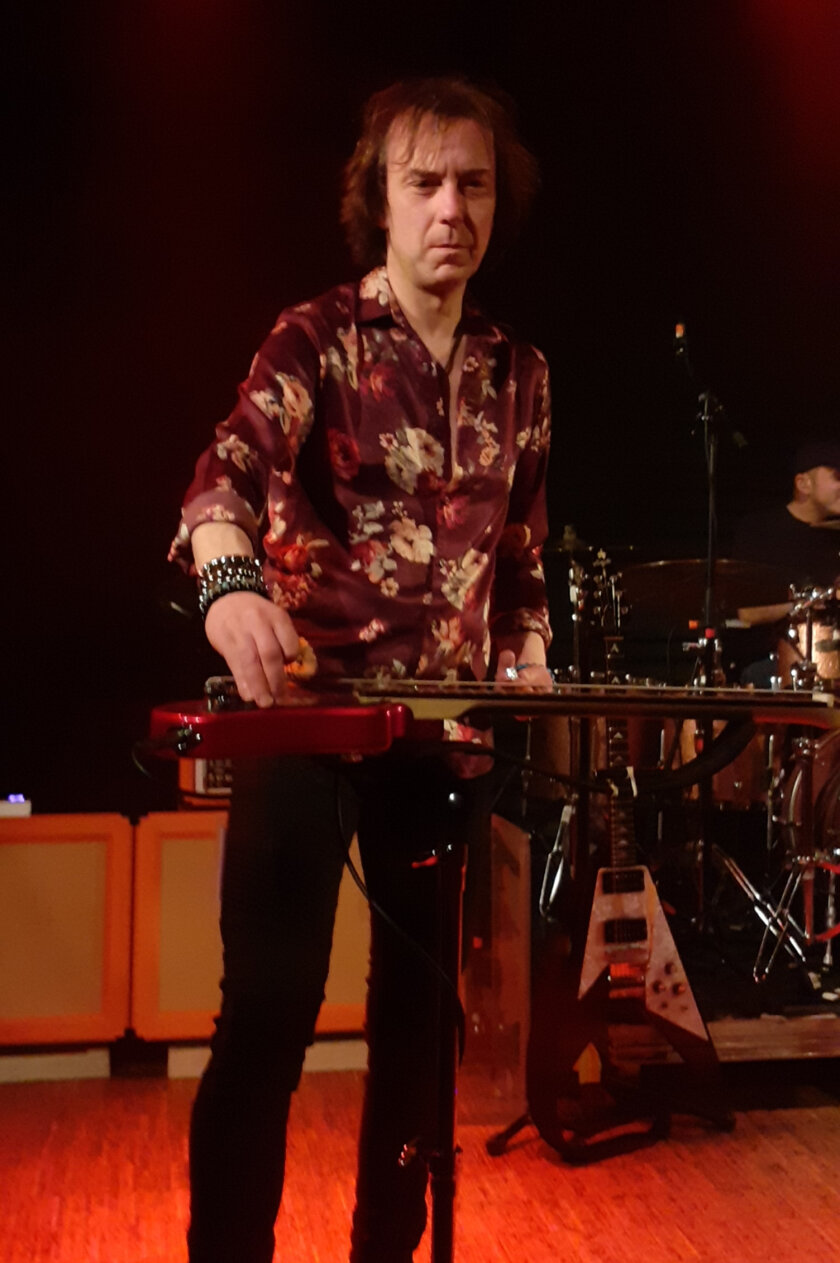 Wishbone Ash – Prog-Rock-Epen, AOR-Ohrwürmer und ein Blues-Ausflug: Andy Powell und seine Bandkollegen überzeugen in Freiburg mit einer abwechslungsreichen, nostalgietrunkenen Setlist und viel Spielfreude. – Auch sein Zwillingsgitarrist Mark Abrahams zeigt im Freiburger Jazzhaus seine Saitenspielkünste.