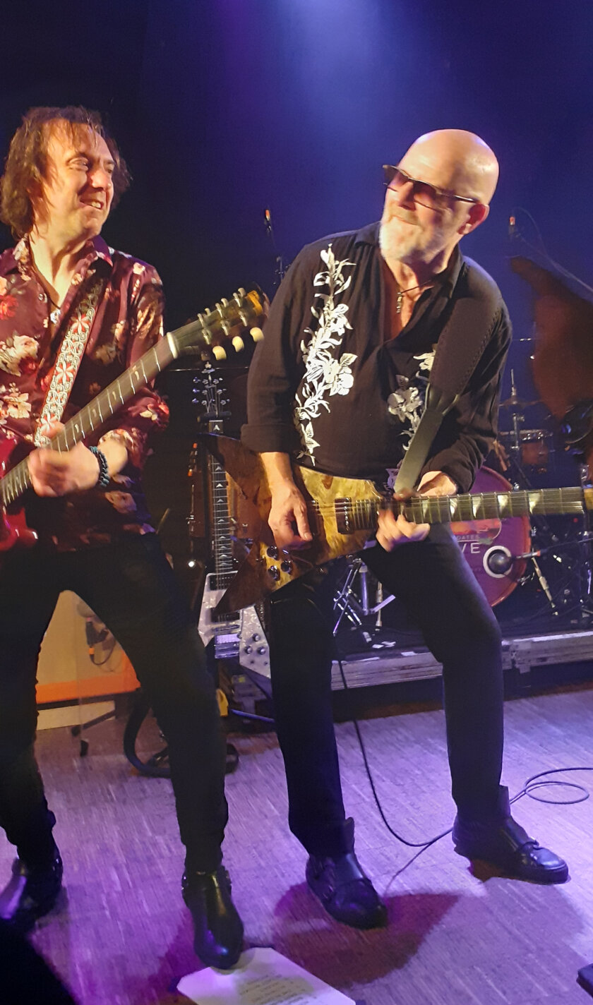 Wishbone Ash – Prog-Rock-Epen, AOR-Ohrwürmer und ein Blues-Ausflug: Andy Powell und seine Bandkollegen überzeugen in Freiburg mit einer abwechslungsreichen, nostalgietrunkenen Setlist und viel Spielfreude. – Da strahlt nicht nur das Publikum.