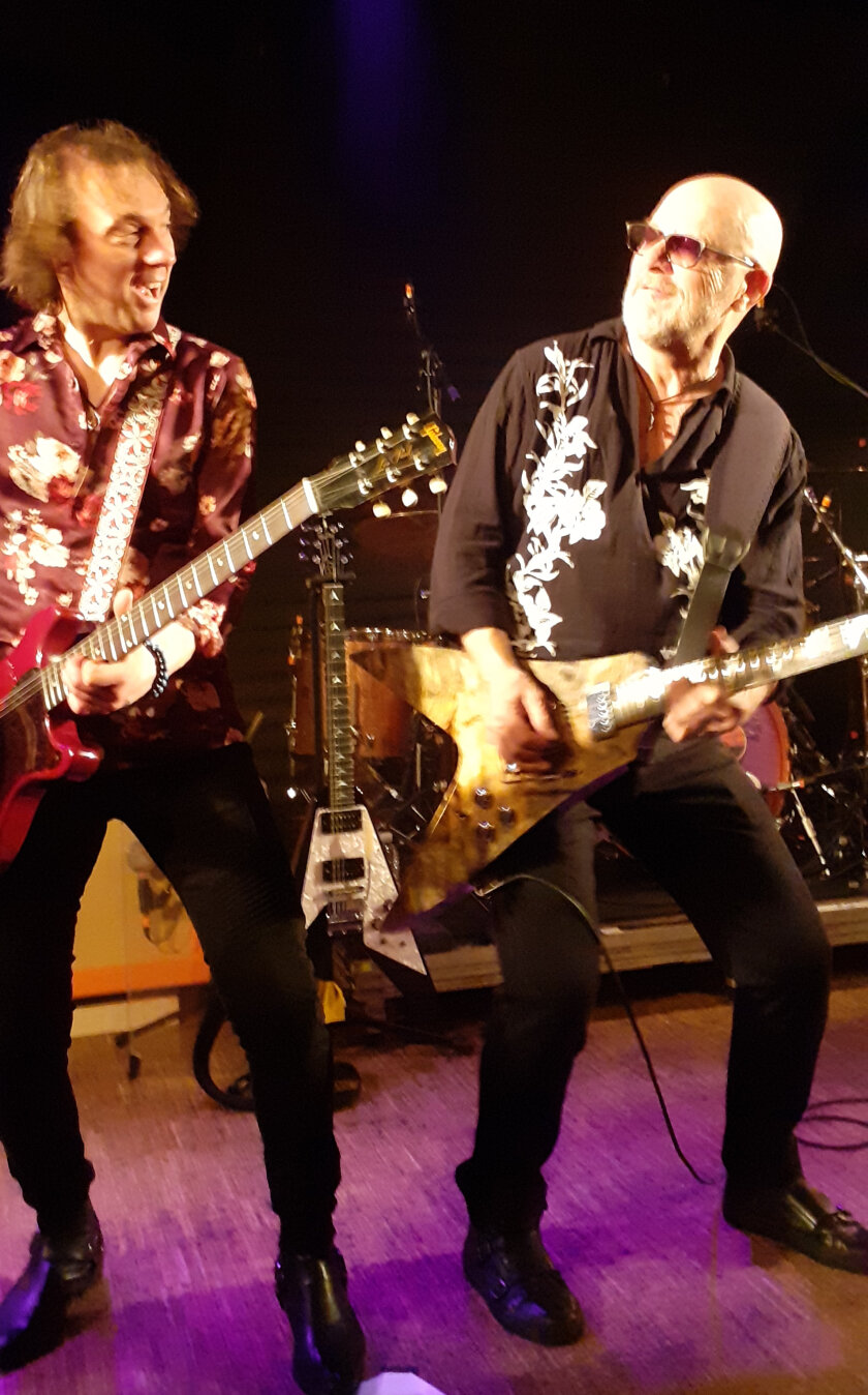 Wishbone Ash – Prog-Rock-Epen, AOR-Ohrwürmer und ein Blues-Ausflug: Andy Powell und seine Bandkollegen überzeugen in Freiburg mit einer abwechslungsreichen, nostalgietrunkenen Setlist und viel Spielfreude. – Und dann toben sich die Twin Guitarists an ihren Saiten aus. Herrlich!