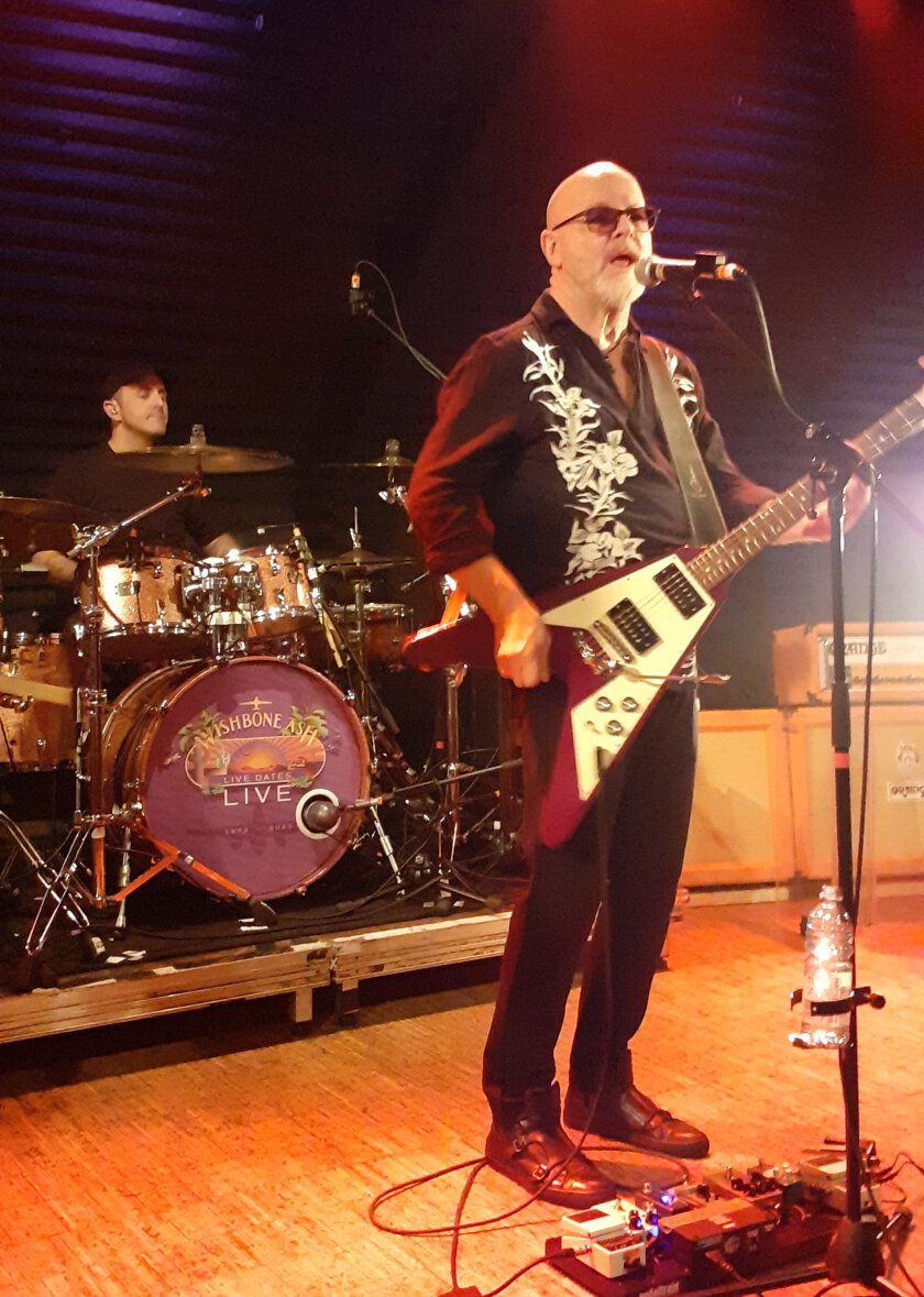 Wishbone Ash – Prog-Rock-Epen, AOR-Ohrwürmer und ein Blues-Ausflug: Andy Powell und seine Bandkollegen überzeugen in Freiburg mit einer abwechslungsreichen, nostalgietrunkenen Setlist und viel Spielfreude. – "If it's January, it's Germany!" Dieses Motto kennt auch der neue Drummer Mike Truscott bereits.