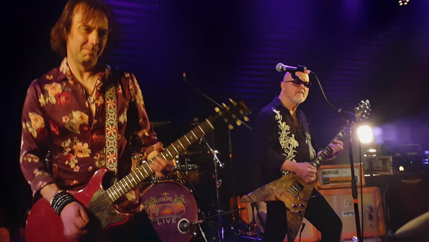Wishbone Ash – Prog-Rock-Epen, AOR-Ohrwürmer und ein Blues-Ausflug: Andy Powell und seine Bandkollegen überzeugen in Freiburg mit einer abwechslungsreichen, nostalgietrunkenen Setlist und viel Spielfreude. – Im Laufe des Konzerts drängt sich ein Verdacht auf: