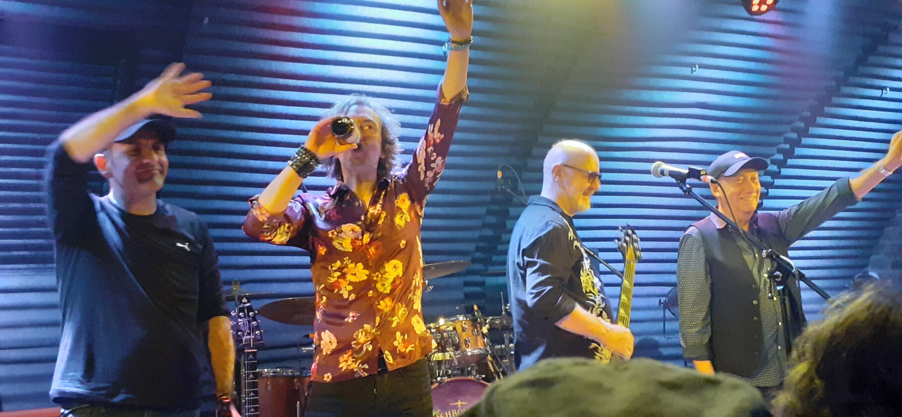 Wishbone Ash – Prog-Rock-Epen, AOR-Ohrwürmer und ein Blues-Ausflug: Andy Powell und seine Bandkollegen überzeugen in Freiburg mit einer abwechslungsreichen, nostalgietrunkenen Setlist und viel Spielfreude. – Raus mit hochverdientem Applaus.