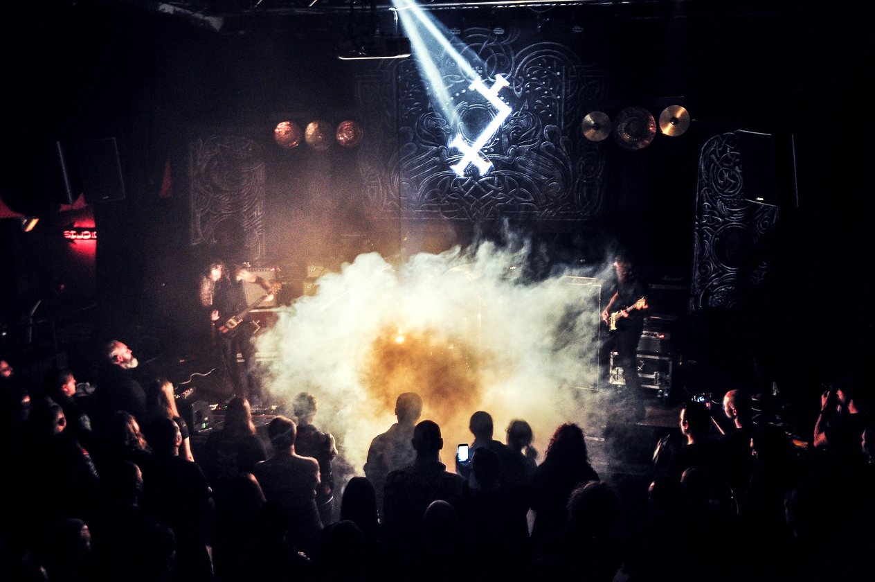 Wolves In The Throne Room – Wolves In The Ruhrpott: "Thrice Woven" live in Bochum. – Aber stopp! Vorher: Aluk Todolo.