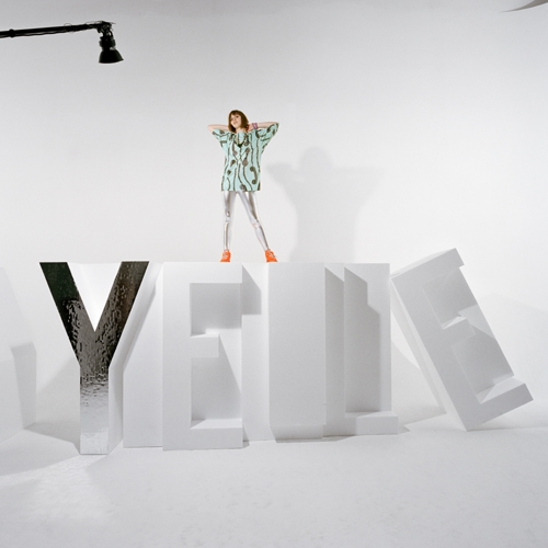 Yelle – Kleine Auswahl an Pressefotos. – Aber nicht runter fallen!