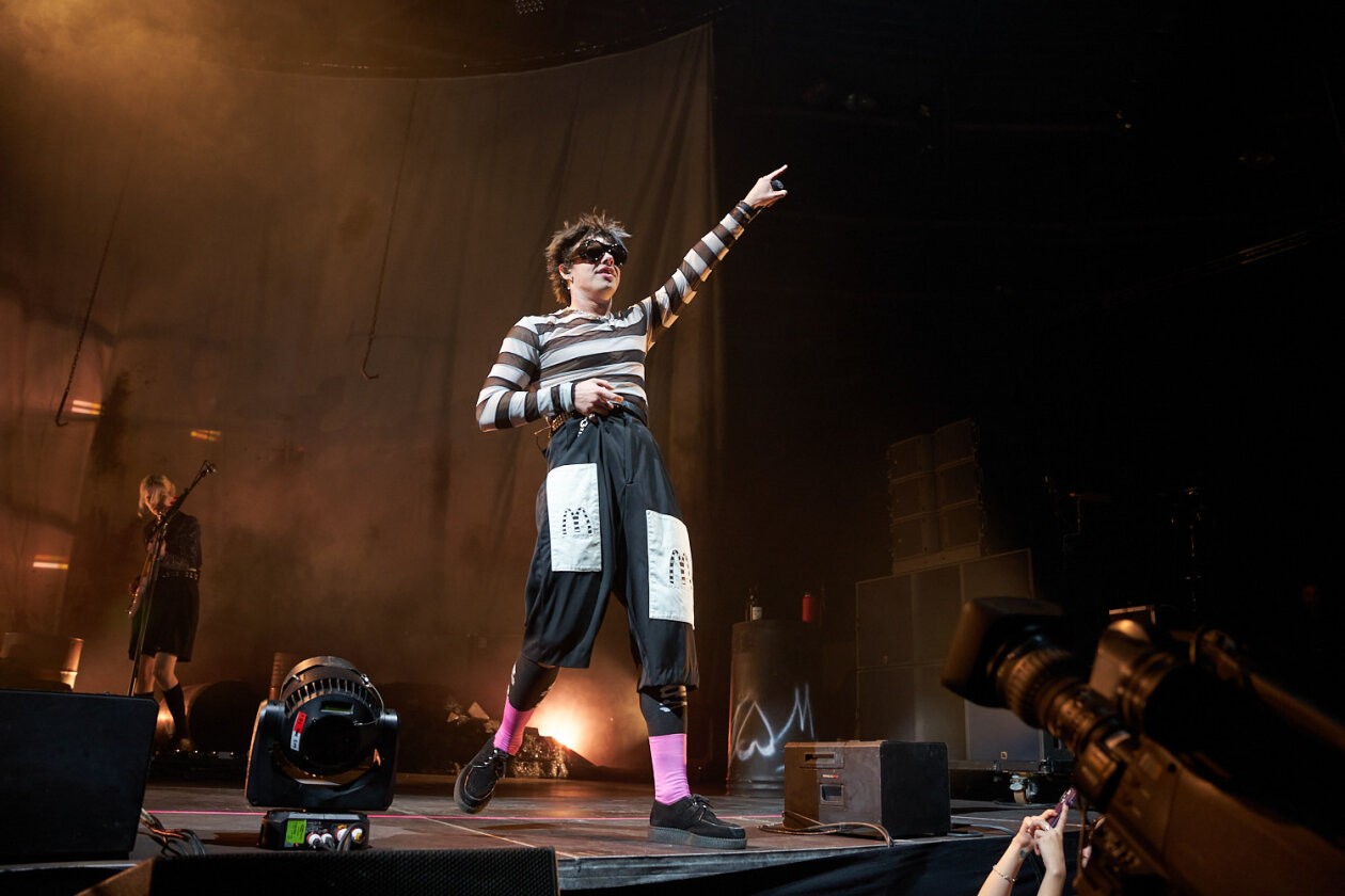 Yungblud An Der Amalfiküste: Jetzt Wird Spekuliert! Küssen Mit Seiner Ex   Was Ist Da Los? - pg8cubh