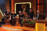Im 30. Jahr ihrer Karriere besuchten U2 zum ersten Mal ein deutsches TV-Studio., U2 auf Raabs Sofa | © Brainpool (Fotograf: )