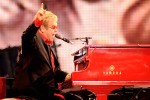 Elton und sein rotes Piano begeistern 8000 Zuschauer in Düsseldorf., Live in Düsseldorf 2009 | © laut.de (Fotograf: Peter Wafzig)