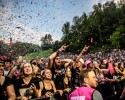 Im idyllischen 'Zaubertal' feiern Tausende Fans mit Peter Fox, Marteria, Bilderbuch, Broilers, Donots, Provinz u.v.a., Taubertal Festival, 2023 | © laut.de (Fotograf: Désirée Pezzetta)