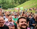 Im idyllischen 'Zaubertal' feiern Tausende Fans mit Peter Fox, Marteria, Bilderbuch, Broilers, Donots, Provinz u.v.a., Taubertal Festival, 2023 | © laut.de (Fotograf: Désirée Pezzetta)