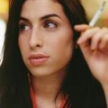 Amy Winehouse - Mit Crack-Pfeife vor der Kamera