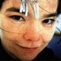 Kurzmeldungen – Björk gibt ihr Debut im Chat - Neues von R.E.M., New Order und Thomas D.