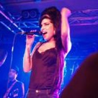 Amy Winehouse – Nach Kollaps ins Krankenhaus