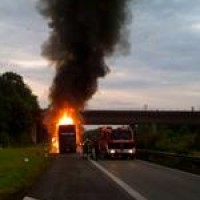Milow – Tourbus geht in Flammen auf