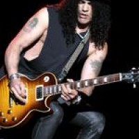 Slash – Fan wirft Gitarristen zu Boden