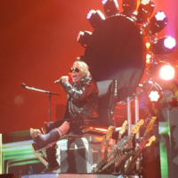 Guns N' Roses – Dave Grohl leiht Axl Rose seinen Thron