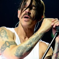 Schuh-Plattler – Anthony Kiedis rettet Baby