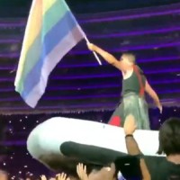 Gegen Homophobie – Rammstein zeigen Regenbogenflagge