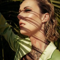 Yaenniver – Jennifer Weists Solo-Debüt "Intro"