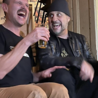 Metalsplitter – Dave Lombardo zapft Bier in Berlin