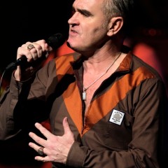 Morrissey tritt auf und die Fans jubeln ihm zu.