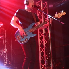Bassist John Sykes steuert starke Backing-Vocals bei. 