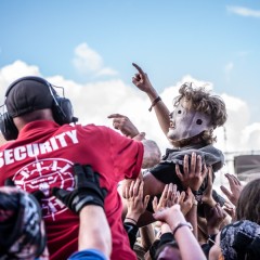 Corey Taylor beim Crowdsurfen.