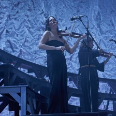 Viele Instrumente auf der Bühne.