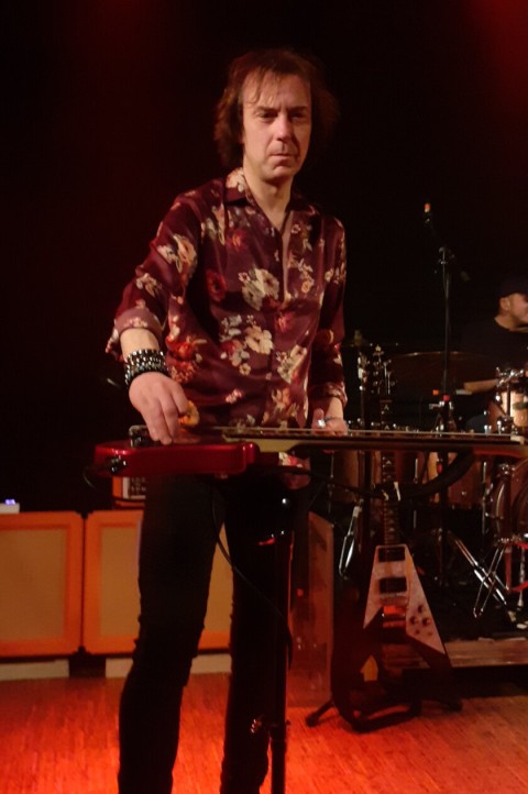 Auch sein Zwillingsgitarrist Mark Abrahams zeigt im Freiburger Jazzhaus seine Saitenspielkünste.