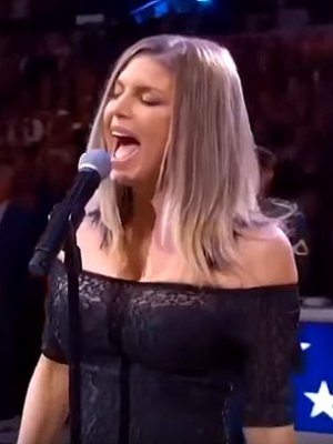 Fremdscham: Fergie vergeigt Nationalhymne